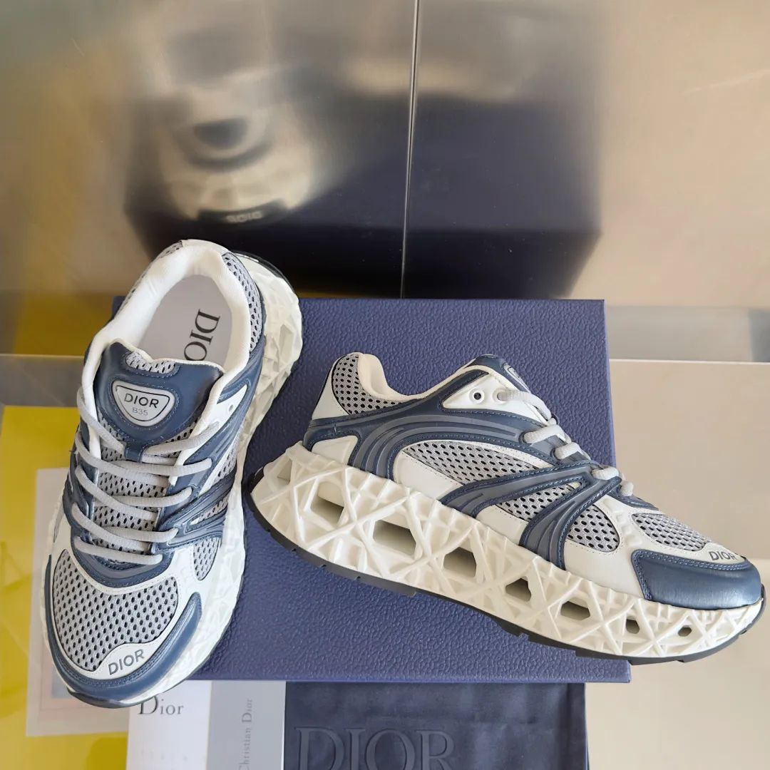 【DIOR】P:800💰 Men's 39-44. (Male 45.46 custom-made) Dior kawa Dior joint 2025ss casual sports shoes‼ ️ Reinterpret running shoes with dior’s haute couture style. b35 is made of fine-textured leather and mesh fabric materials. It can be worn in all seasons, is comfortable and breathable, and has many lines on the shoe body to outline details. It has a full retro three-dimensional feel and can create a casual look all year round!